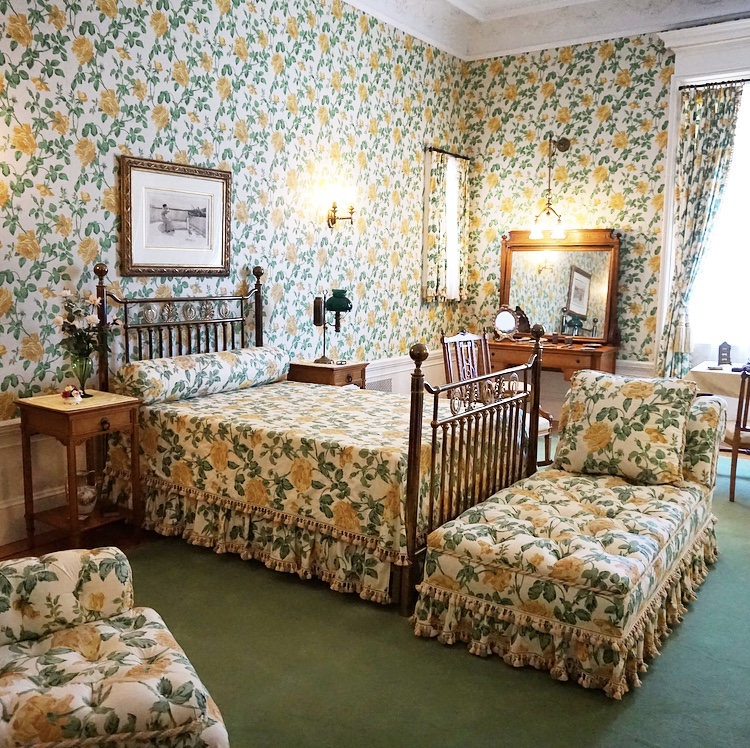 Yellow Roses Room